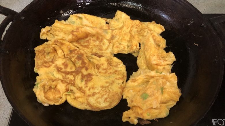 老北京春饼,饼全部烙好后,开始炒菜!摊鸡蛋:一定要热锅热油,油稍微多一点,看到油锅开始冒烟后,迅速倒入鸡蛋,并让蛋液布满锅底,再小心翻面,如果不能整个反过来!切碎也没问题!