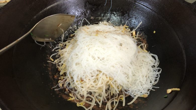老北京春饼,再把焯好的豆芽和泡好的粉丝倒入锅内,用筷子搅拌均匀!