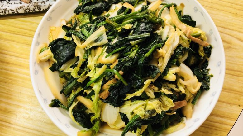老北京春饼,菠菜炒白菜出锅,这道菜也应该是我家春饼的特点之一!我叫它翡翠白玉