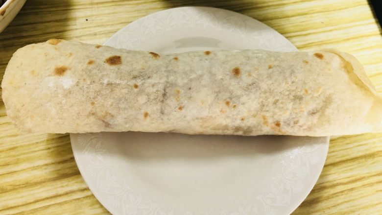 老北京春饼,双手慢慢的将薄饼卷起,裹紧!