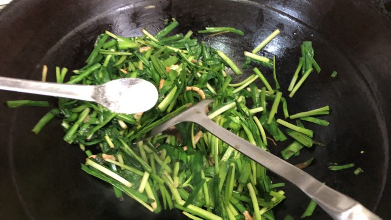 老北京春饼,由于只能放50张图片,所以就不详细展示韭菜的制作过程了!和蒜黄一样!