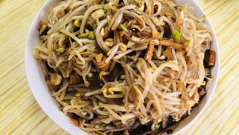 老北京春饼,正常来说,绿豆芽我己都是自己发,大致一个星期就可以拿来炒菜了!豆香更加浓郁