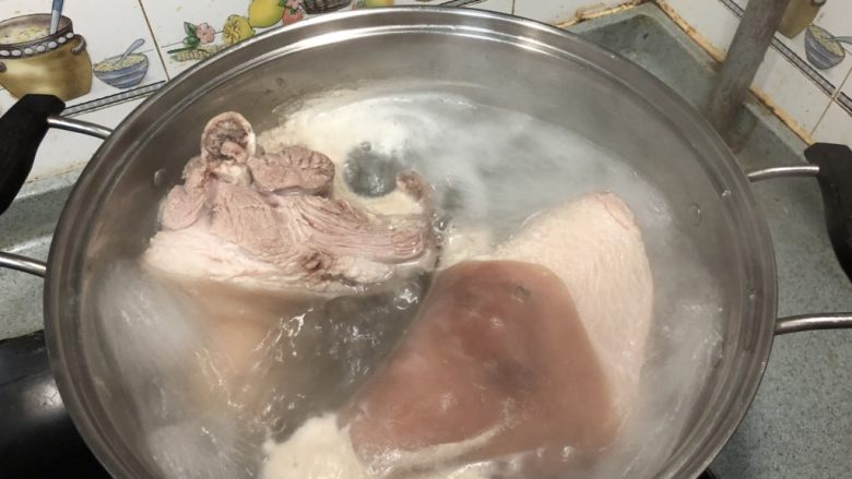 老北京春饼,猪前肘,也需要提前12小时酱好!凉水下锅,撇去浮沫,20分钟后出锅清理皮毛!
