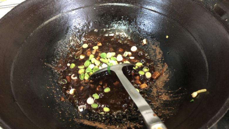 老北京春饼,当碗汁上浆后,关火!倒入切好的青蒜!
