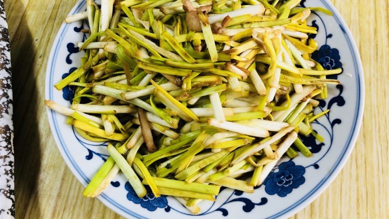 老北京春饼,蒜黄成品!我记得小时候吃的都是韭黄!味道更佳,只是现在已经买不到韭黄了!