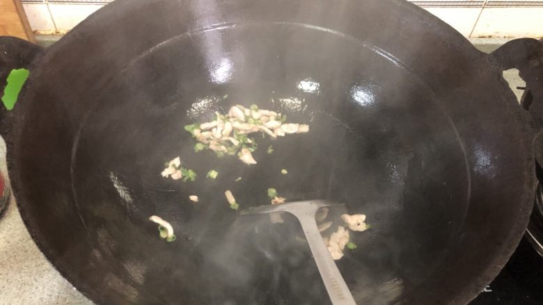 老北京春饼,开始炒菜,热锅凉油,加入葱花和肉丝煸炒!