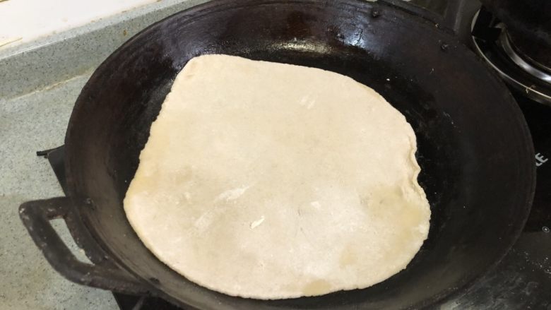 老北京春饼,大火热锅,待饼称温度到70度左右时候关小火,把饼皮放入锅内(我没有放油)