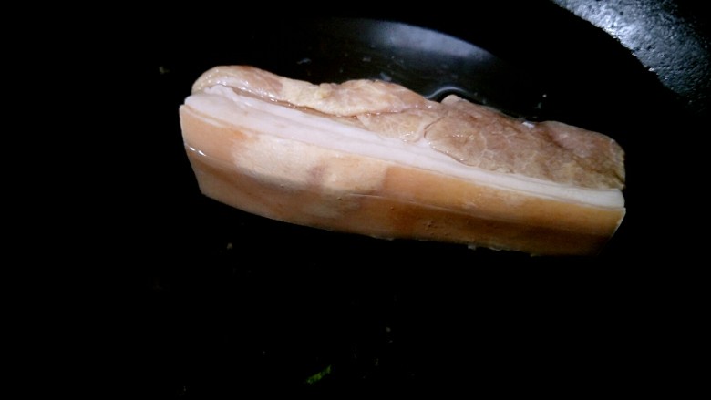 回锅肉,锅中填水,把五花肉放在里面。
