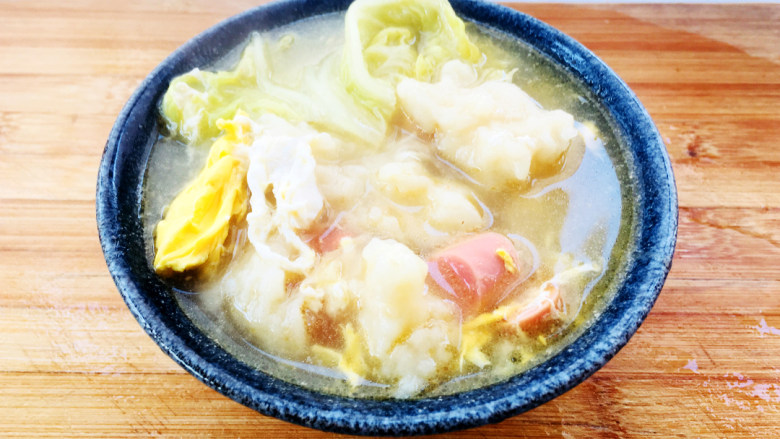 火腿丢面,加入盐和鸡精,清淡但色香味俱全的火腿丢面就可以出锅啦!