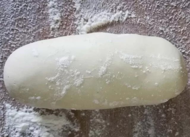 不好吃打我 贼拉拉香的宝宝鲜肉小馄饨
,面团整理成长条形状