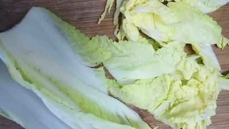 不好吃打我 贼拉拉香的宝宝鲜肉小馄饨
,娃娃菜去掉白菜梆,只取嫩叶,剁碎