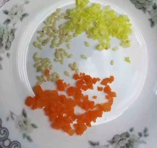 不好吃打我 贼拉拉香的宝宝鲜肉小馄饨
,碎的程度参考下图,如果胡萝卜和娃娃菜太大块,首先不好包,容易把馄饨皮扎破,其次不好跟肉馅混合到一块。