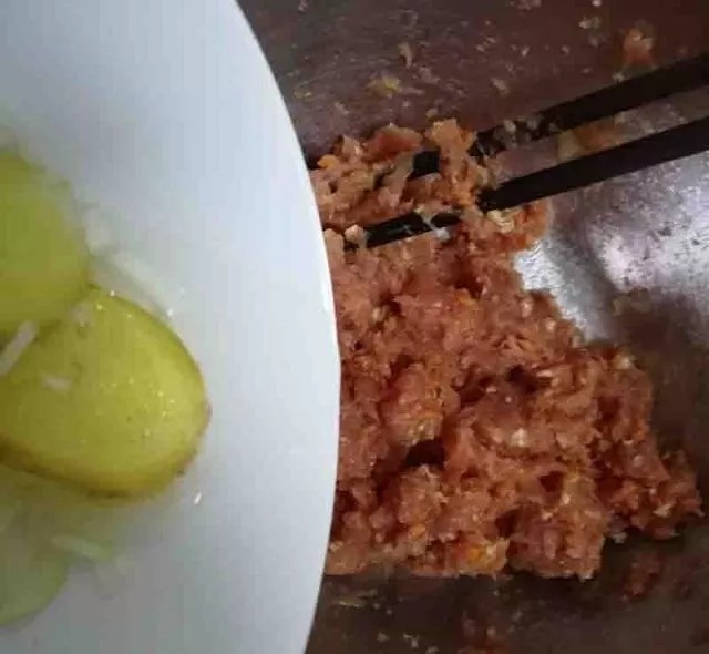 不好吃打我 贼拉拉香的宝宝鲜肉小馄饨
,里脊肉、娃娃菜、胡萝卜放在盆子里,顺时针搅拌均匀,分三次加入葱姜水,直至肉把水全部吸收。