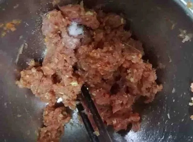 不好吃打我 贼拉拉香的宝宝鲜肉小馄饨
,加入天然调味品<a style='color:red;display:inline-block;' href='/shicai/ 10091'>香菇粉</a>,加入橄榄油或者宝宝油。一岁一下宝宝不加盐、酱油。一岁以上宝宝加入黄豆粒大小的盐,加入两滴宝宝酱油。
