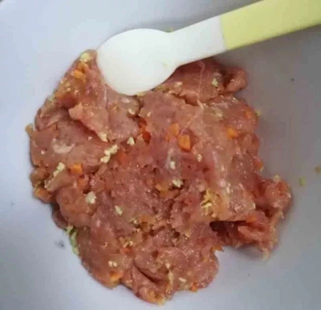 不好吃打我 贼拉拉香的宝宝鲜肉小馄饨
,搅拌好盛一碗肉馅给宝宝。