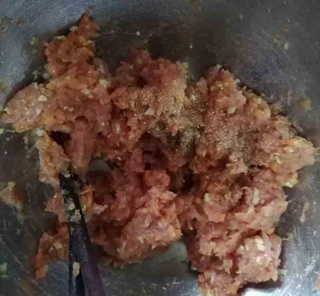 不好吃打我 贼拉拉香的宝宝鲜肉小馄饨
,接下来做大人吃的,剩下的肉馅加入蚝油、盐、酱油、白胡椒粉等。