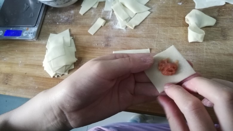 不好吃打我 贼拉拉香的宝宝鲜肉小馄饨
,包馄饨手法,取一勺馅料。