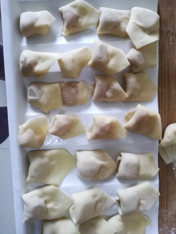 不好吃打我 贼拉拉香的宝宝鲜肉小馄饨
,包好的馄饨放到塑料隔板上冷冻,冻结实后,放入保鲜袋冷冻保存,大人一袋,宝宝一袋,一个礼拜吃完。