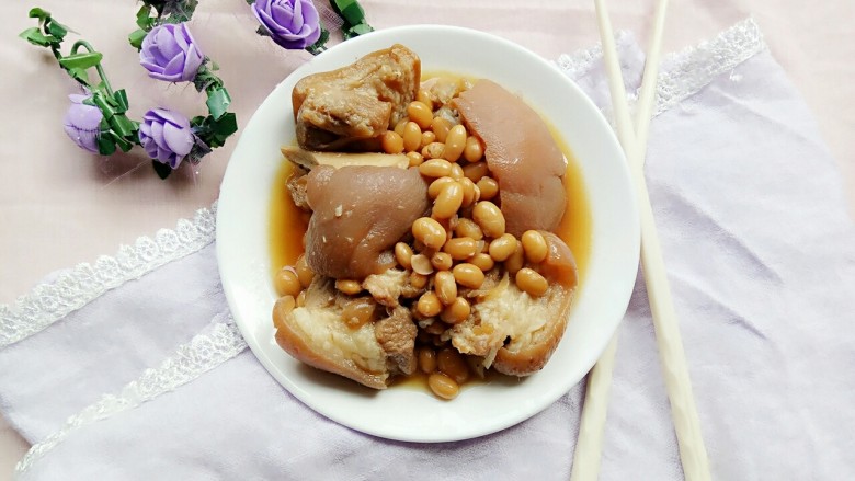 黄豆猪蹄,煮好装盘子,营养满满的一餐