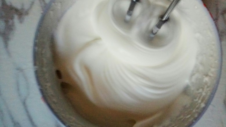 草莓纸杯蛋糕,低速转几圈(目的是为了消除大气泡,使蛋白霜更加稳定,做出来的蛋糕的气孔均匀,口感蓬松)