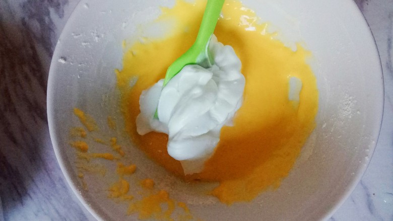 草莓纸杯蛋糕,混合蛋黄和蛋白,先加一半蛋白霜进蛋黄糊