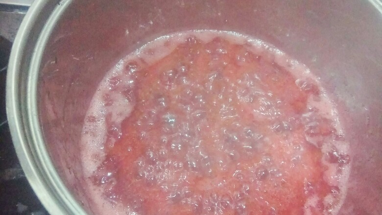 草莓纸杯蛋糕,浮沫需要撇掉(既影响口感,又影响保存时间)