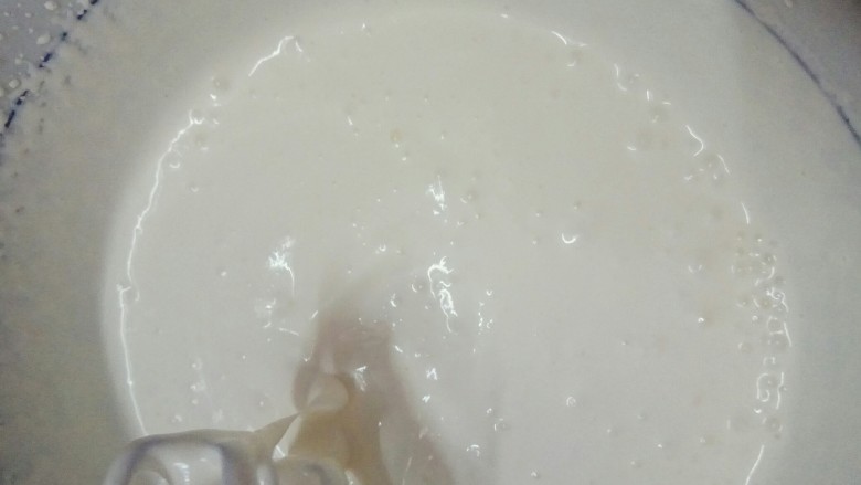 草莓纸杯蛋糕,<a style='color:red;display:inline-block;' href='/shicai/ 8197'>淡奶油</a>打发至脱离水状(5 4成) 加入果酱