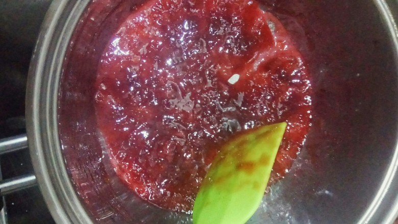 草莓纸杯蛋糕,果酱呈粘稠状即可,放凉备用