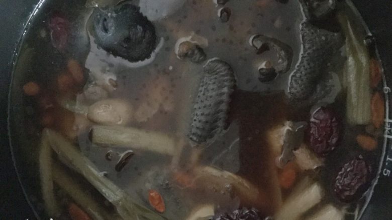 炖乌鸡,美味的乌鸡汤炖好了。我个人觉得乌鸡在锅里翻炒一下,味道比清炖要好喝一点。😄