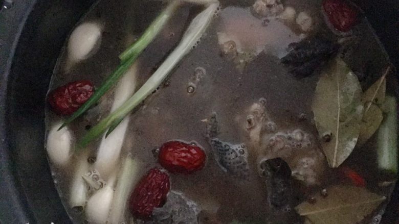 炖乌鸡,盖好,按键,40分钟左右即可