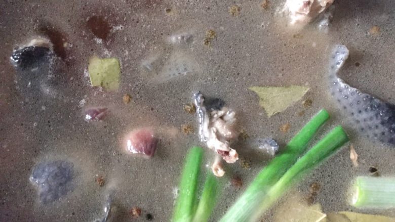 炖乌鸡,等到乌鸡上色,汤汁浓稠,倒入高压锅,加开水