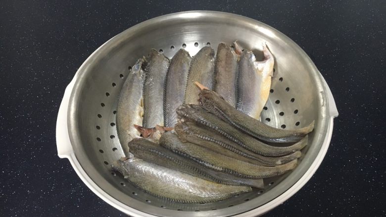 下酒小菜 红烧小黄花鱼,小黄花鱼,刮鳞,去除头部和内脏,清洗干净,沥干<a style='color:red;display:inline-block;' href='/shicai/ 156925'>水</a>分,备用。