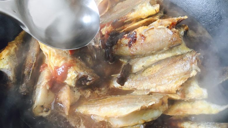 下酒小菜 红烧小黄花鱼,放入1勺白酒(料酒)。