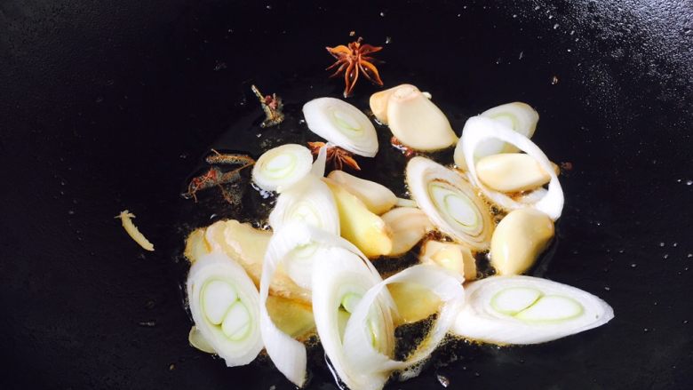 下酒小菜 红烧小黄花鱼,锅烤热,放少许油,放入佐料爆香。