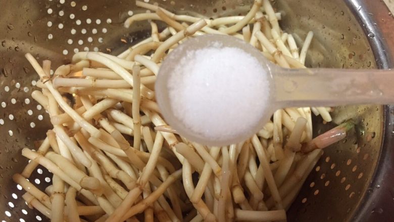 野菜~凉拌折耳根,洗好的折耳根沥干水分,放入半勺食盐,拌匀