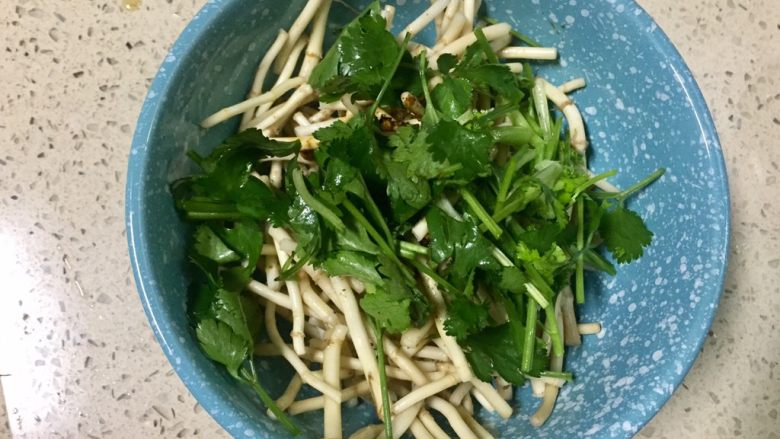 野菜~凉拌折耳根,最后放入切好的香菜,全部拌匀