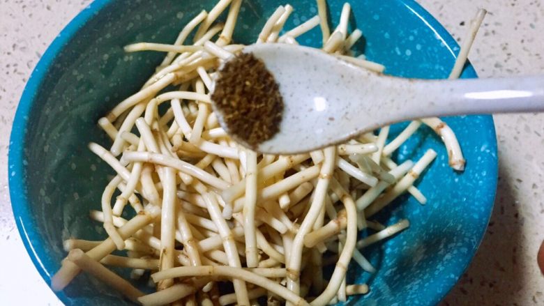 野菜~凉拌折耳根,把折耳根放在一个稍大的碗里 以便拌佐料,放入<a style='color:red;display:inline-block;' href='/shicai/ 10404'>花椒面</a>