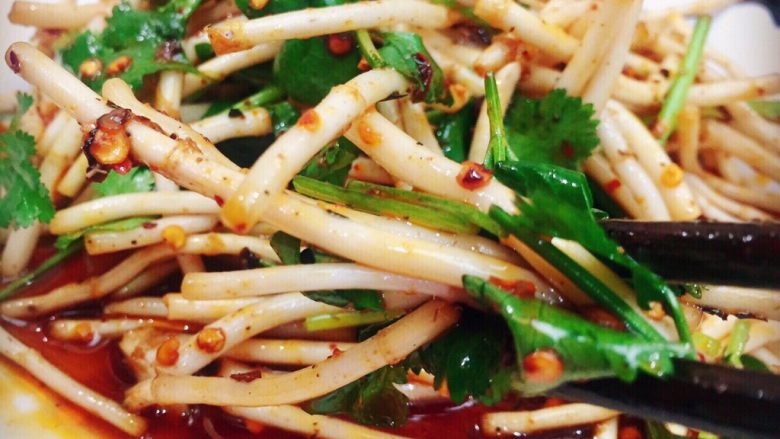 野菜~凉拌折耳根,凉拌菜所需主材简单,升华它的关键就是调料的精华!超下饭,饭遭殃的爽口菜