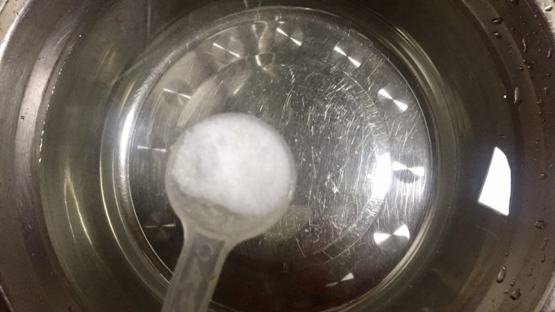 野菜~凉拌折耳根,取一稍大的洗菜盆放入清水,往水里加一勺食盐,把摘好的折耳根放入水中,用双手来回搓的方式洗除折耳根表面的根须,多清洗几次,直到根须水清澈