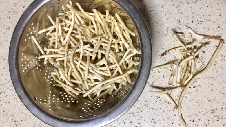 野菜~凉拌折耳根,先把折耳根手工摘成小节,摘着老的就扔掉