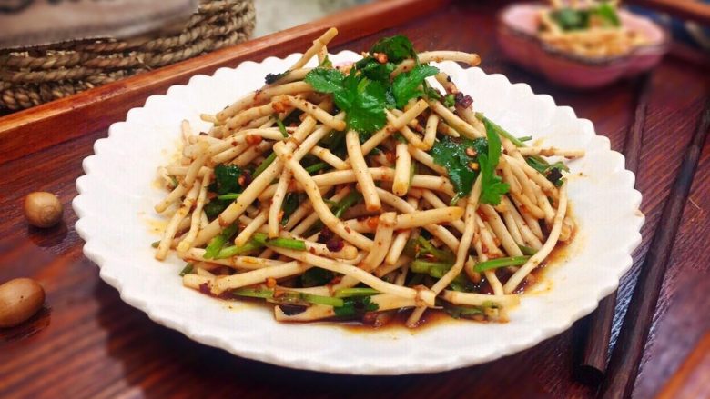 野菜~凉拌折耳根,美美的端上桌,折耳根独特的香味是其它食物不能取代的!