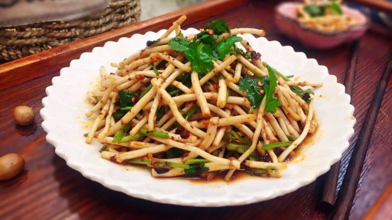 野菜~凉拌折耳根,美美的端上桌，折耳根独特的香味是其它食物不能取代的！