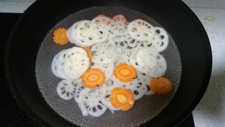 糖醋莲菜,水烧开之后,莲藕下锅,盖起来,等烧开即可。