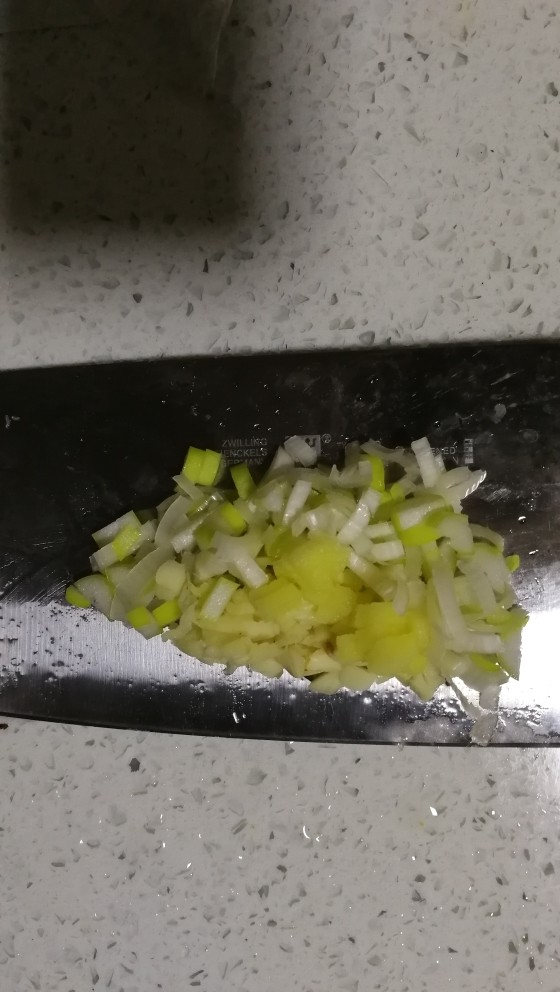 糖醋莲菜,准备配料:葱姜蒜,切成很小的块,备好