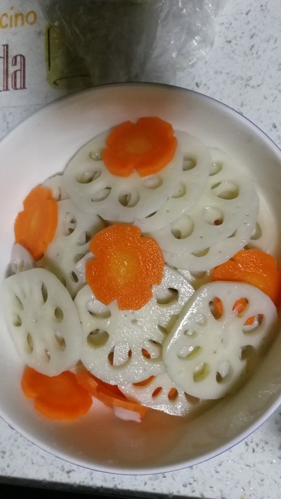 糖醋莲菜,将过水的莲藕捞出,过清水,装入大碗中,