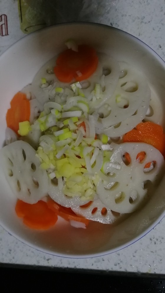 糖醋莲菜,将准备好的葱姜蒜沫倒入,