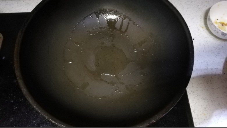 糖醋莲菜,热锅烧油,50-70ml食用油,