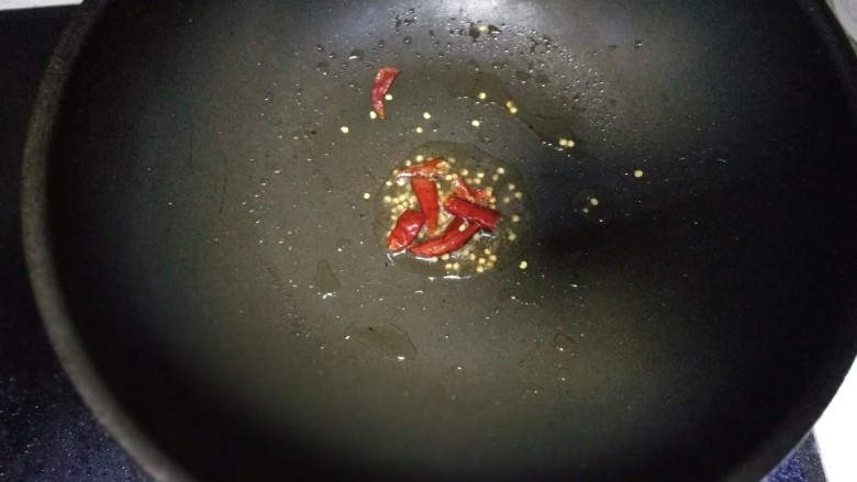 糖醋莲菜,小火将<a style='color:red;display:inline-block;' href='/shicai/ 86474'>干辣椒</a>撕碎放入锅中,等到有香味出来,