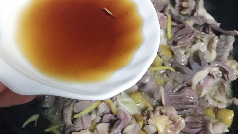 爆炒双椒鸭珍,适量的料酒(去腥)