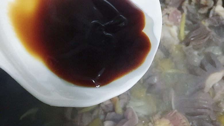 爆炒双椒鸭珍,蚝油适量(提鲜 如果没有蚝油的话可以用白糖代替)